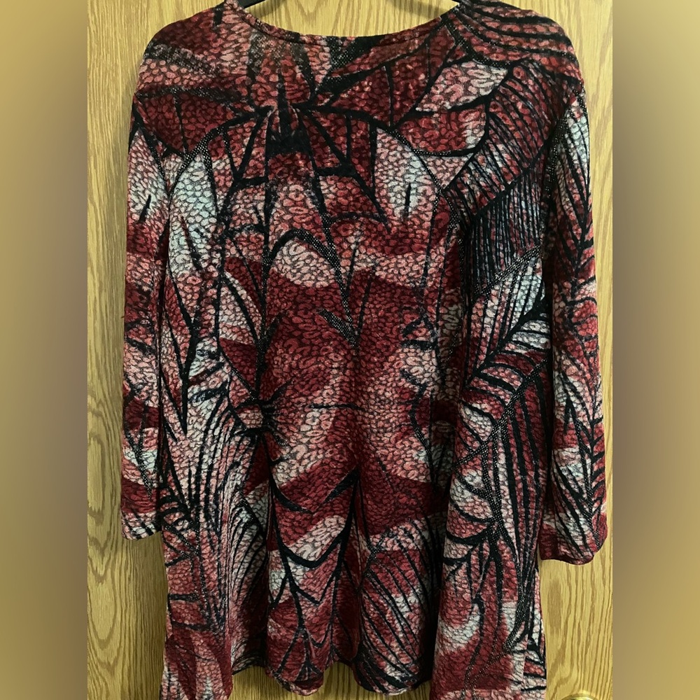 Maggie Barnes 1X Red‎ and Black Patterned V-Neck Top Dressy Lined - Picture 6 of 6